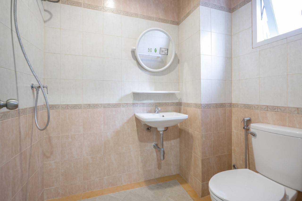 คฤหาสน์มือสองตกแต่งใหม่ ม.ลัดดารมย์ เพชรเกษม69  ตกแต่งหรูหราดีไซน์สุด Classic เนื้อที่ 103.2 ตร.ว. ฟังก์ชันจัดเต็ม 4 ห้องนอน 4 ห้องน้ำ จอดรถได้ถึง 4 คัน พร้อมพื้นที่สนามหญ้าด้านข้างกว้างกว่า 200 ตร.ม. บนทำเลศักยภาพ เชื่อมต่อหลายเส้นทาง ใกล้เดอะมอลล์บางแค จุดขึ้นทางด่วน "เพชรเกษม" และรถไฟฟ้าสายสีน้ำเงิน "สถานีหลักสอง"...